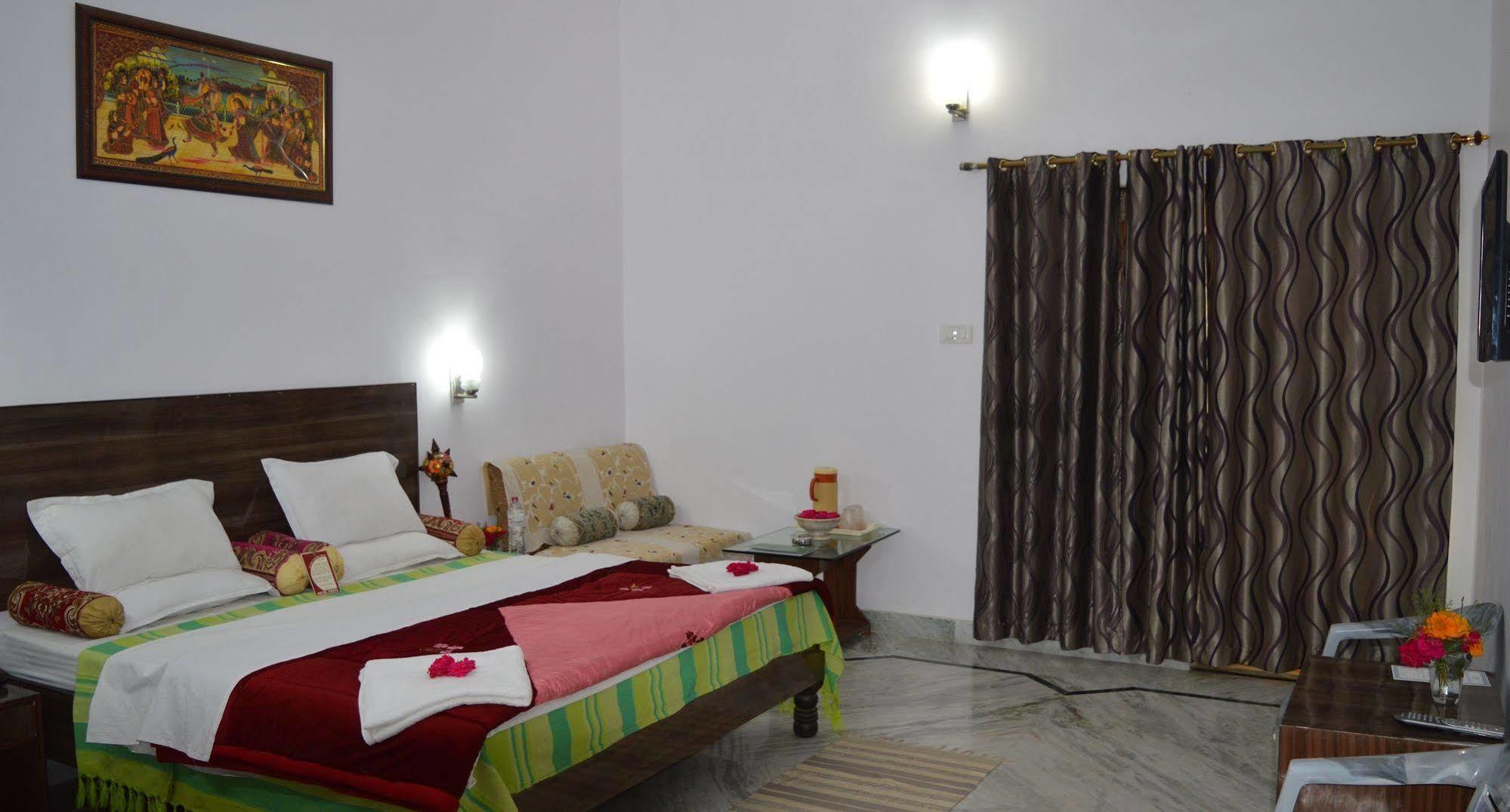 Hotel Surya Khajuraho Exterior photo